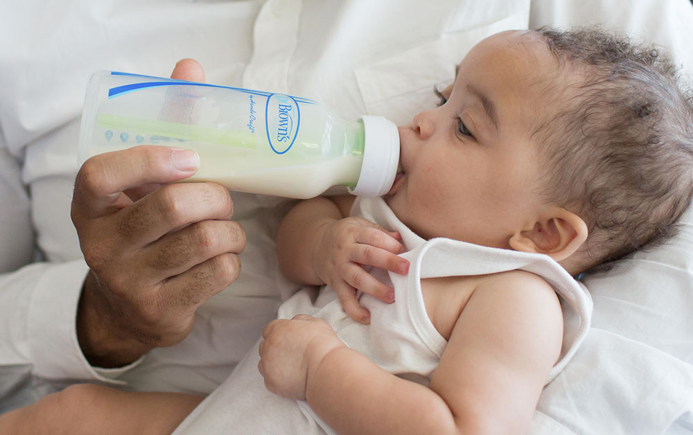 Μωρό που πίνει γάλα από μπιμπερό Dr Brown's